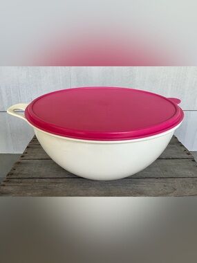 Tupperware XL 32 Cup Thatsa Bowl White with Pink Seal